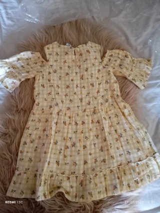 Vestido de niña amarillo con flores marca Charanga