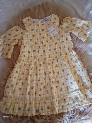 Vestido de niña amarillo con flores marca Charanga