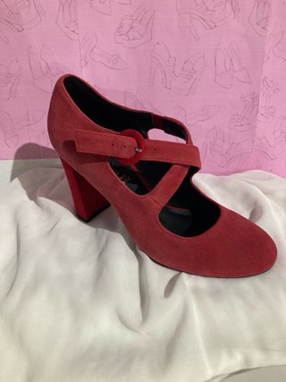Zapatos de tacón rojos de ante