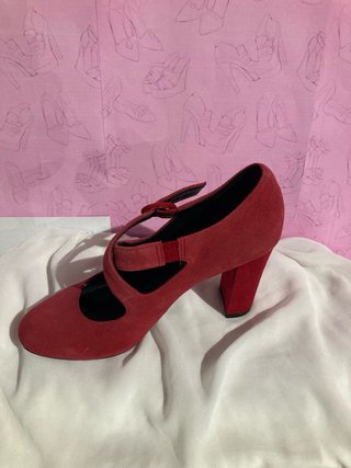 Zapatos de tacón rojos de ante