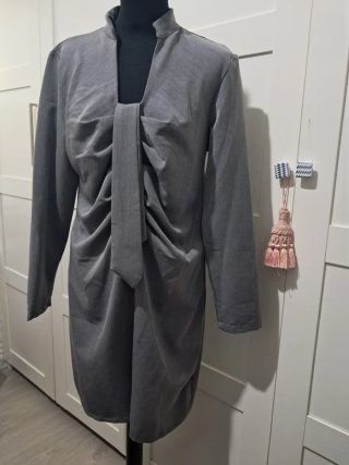 Vestido gris con detalle de corbata