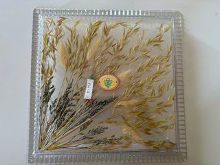 Vassoio quadrato con fiori secchi