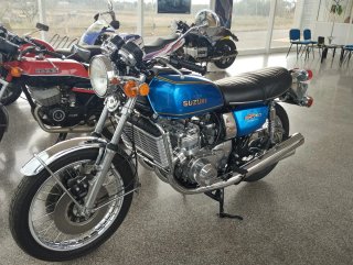 Suzuki GT 750 Azul y Plata