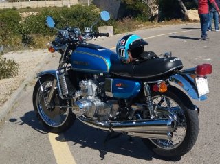 Suzuki GT 750 Azul y Plata