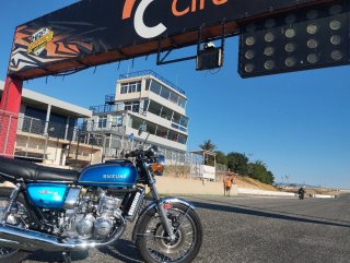 Suzuki GT 750 Azul y Plata