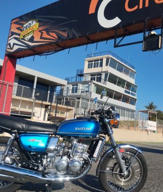 Suzuki GT 750 Azul y Plata