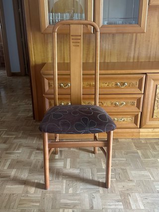 Mesa de salón con 4 sillas.