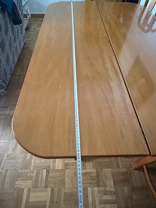 Mesa de salón con 4 sillas.
