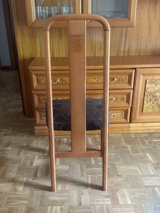 Mesa de salón con 4 sillas.