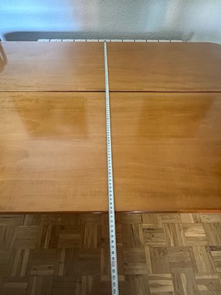 Mesa de salón con 4 sillas.