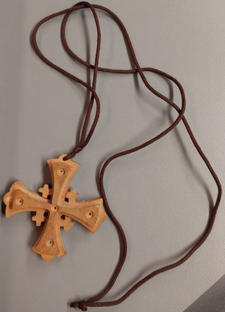 Collana con croce in legno