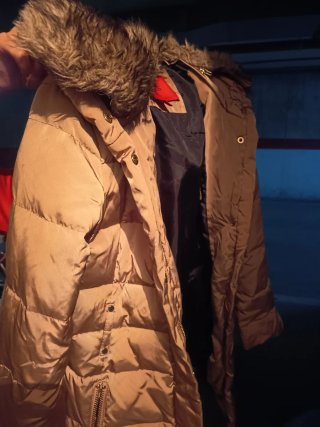 Abrigo dorado con capucha y pelo