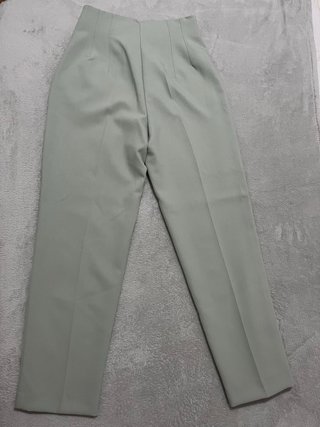 Pantalón de pinzas Zara verde