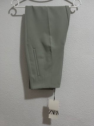 Pantalón de pinzas Zara verde