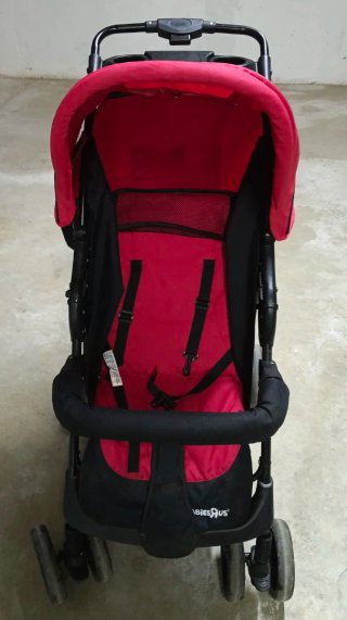 Carro de bebé rojo y negro