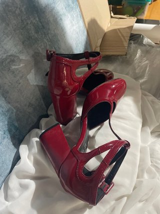 Zapatos de tacón rojos Alesya