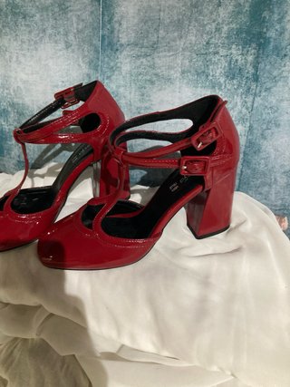 Zapatos de tacón rojos para mujer