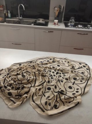 Foulard beige e nero con fantasia