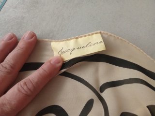 Foulard beige e nero con fantasia