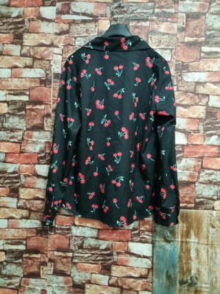 Camisa negra con estampado de cerezas