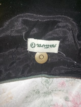Bolso de terciopelo verde con bordado dorado