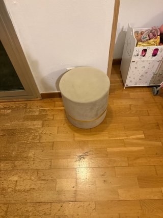 Puf terciopelo gris con detalle dorado