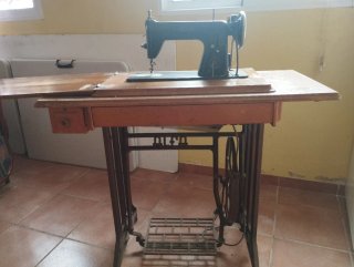 Máquina de coser antigua Alfa