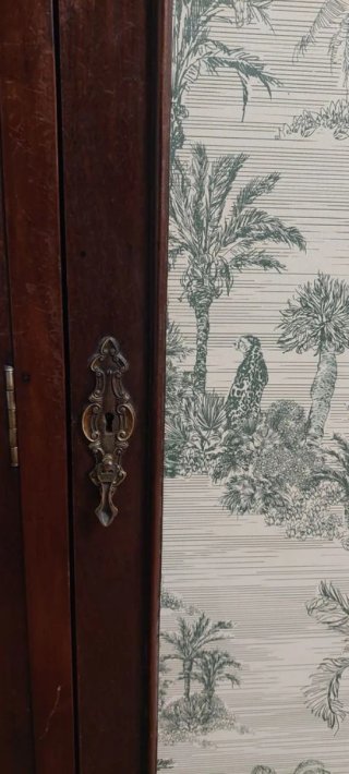 Armário antigo madeira com padrão floral
