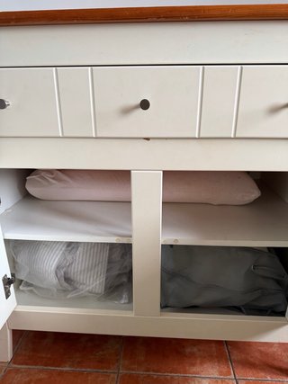 Cómoda blanca y madera