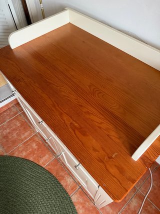 Cómoda blanca y madera