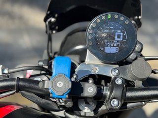 Yamaha XSR900 Roja y Plateada