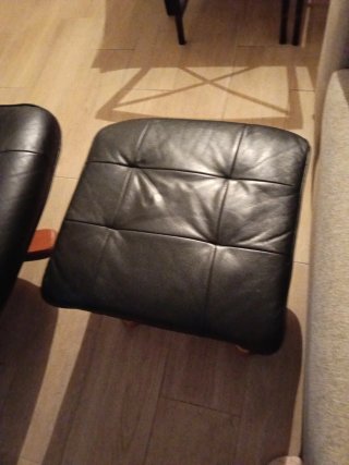 Sillón polipiel negro con reposapiés