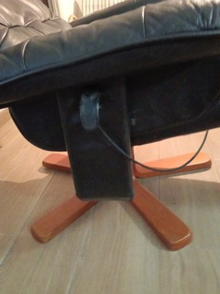 Sillón polipiel negro con reposapiés