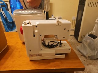Máquina de coser blanca
