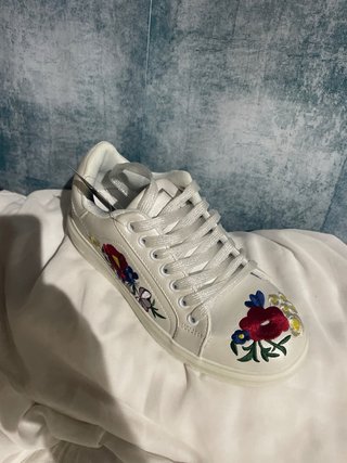 Zapatillas deportivas Alesya mujer blancas bordada