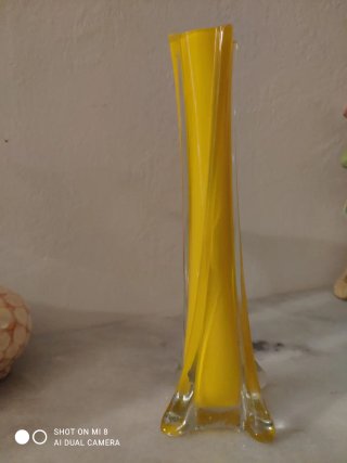 Jarrón de cristal amarillo y transparente