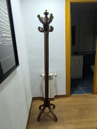 Perchero de pie madera antiguo