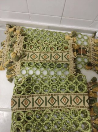 Camino de mesa beige y verde con flecos