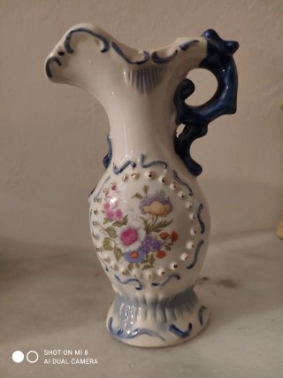 Jarrón de cerámica blanco y azul