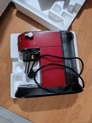 Cafetera DeLonghi Dedica Roja