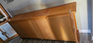 Mueble de salón de madera y cristal