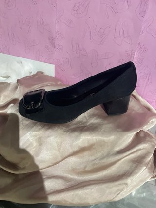 Zapato de tacón Estrada negro con hebilla