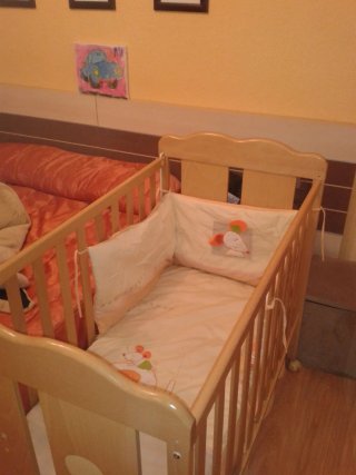 Cuna de madera con diseño de patito