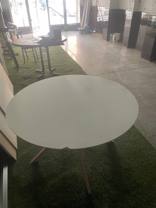 Mesa redonda blanca y madera
