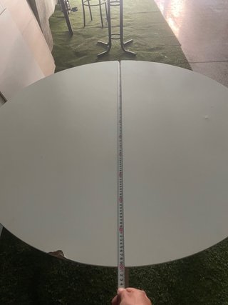 Mesa redonda blanca y madera