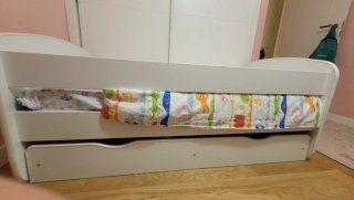 Cama infantil con colchón. Más protección lateral.