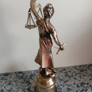 Figura Bronce Diosa Justicia Balanza Espada