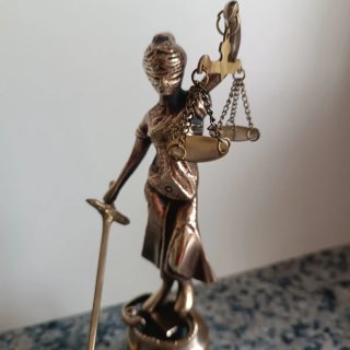 Figura Bronce Diosa Justicia Balanza Espada