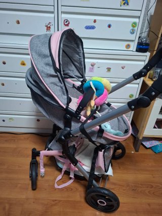 Cochecito de muñeca rosa y gris