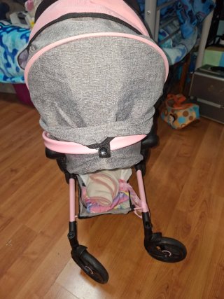 Cochecito de muñeca rosa y gris
